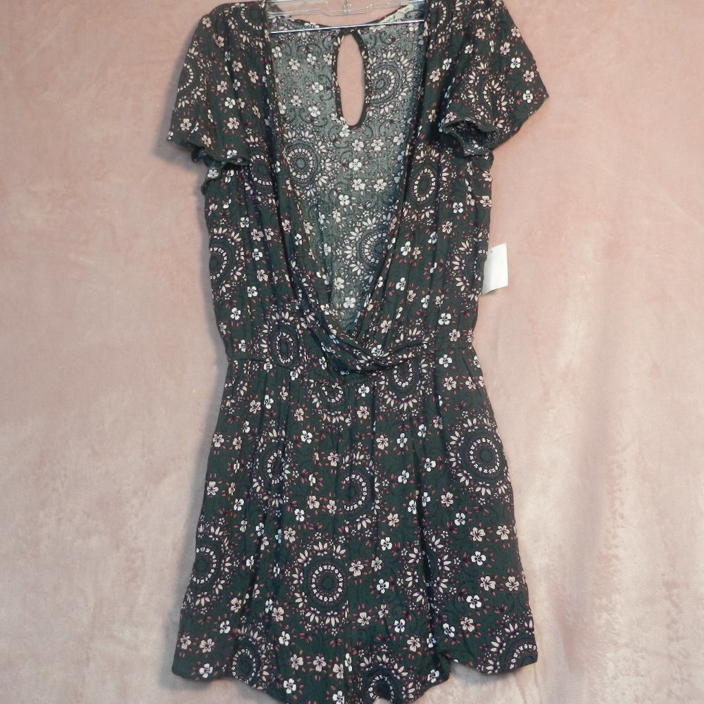 Charlotte Russe NWT Womens Green Floral Short Sleeve Summer Romper Size M